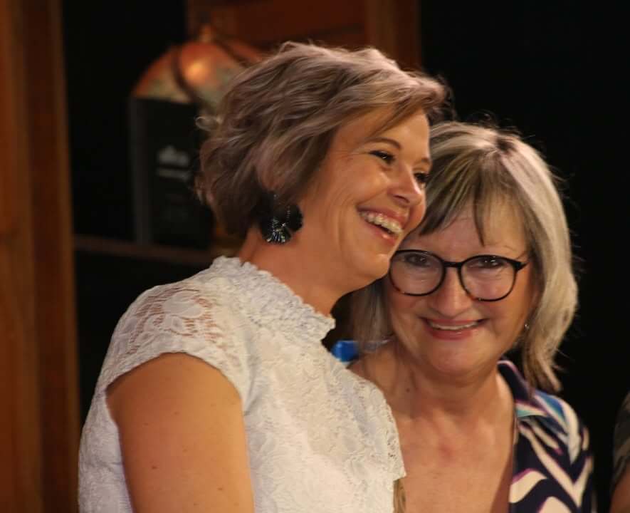 Jocelyne du salon Jo'Style Coiffure célébrant le partenariat lors de Miss Tournai. Félicitations à Sophie Nisolle.