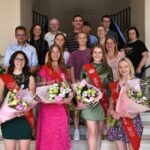 Miss Tournai 2025 et ses dauphines célébrées au Conseil communal de Tournai, symbolisant élégance et fierté locale.