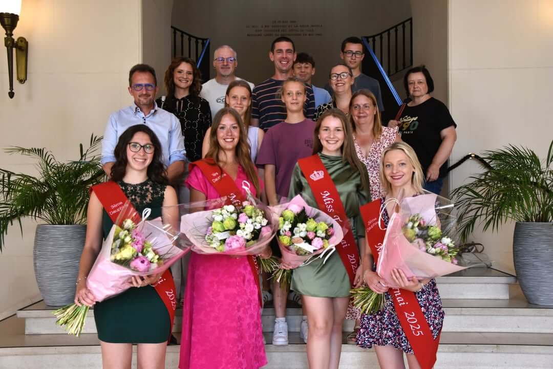 Miss Tournai 2025 et ses dauphines célébrées au Conseil communal de Tournai, symbolisant élégance et fierté locale.