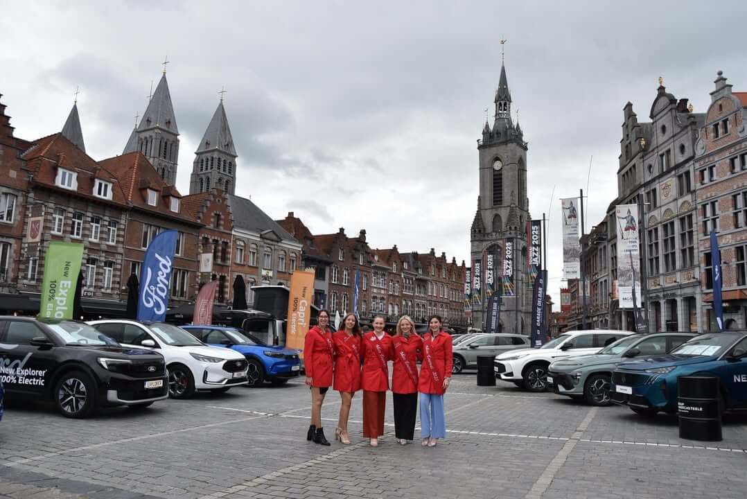 Miss visites Festival Automobile, admiration pour la BM série 7 de Garage Dejonckheere, moments marquants sous la pluie.