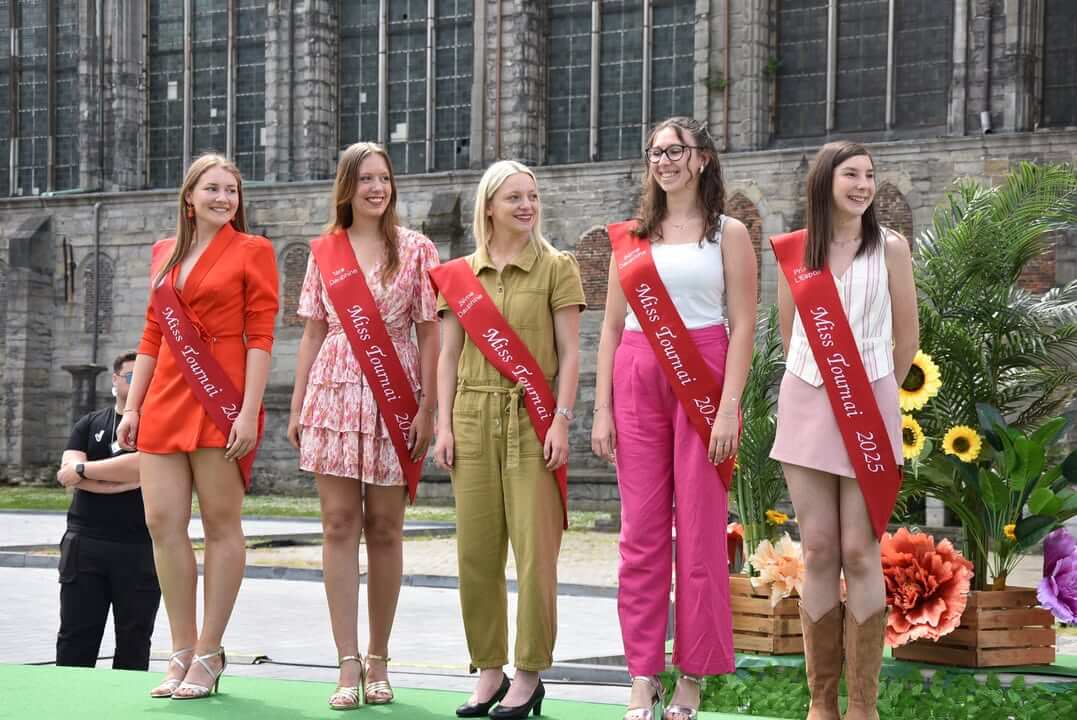Nos Miss Tournai défilent sous le soleil à la Fashion Day, Tournai, événement mode réussi avec commerçants enthousiastes.