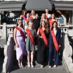 Les Miss Tournai 2025 signent leur contrat au restaurant Ming Dynasty, entourées des Miss Tournai 2024.