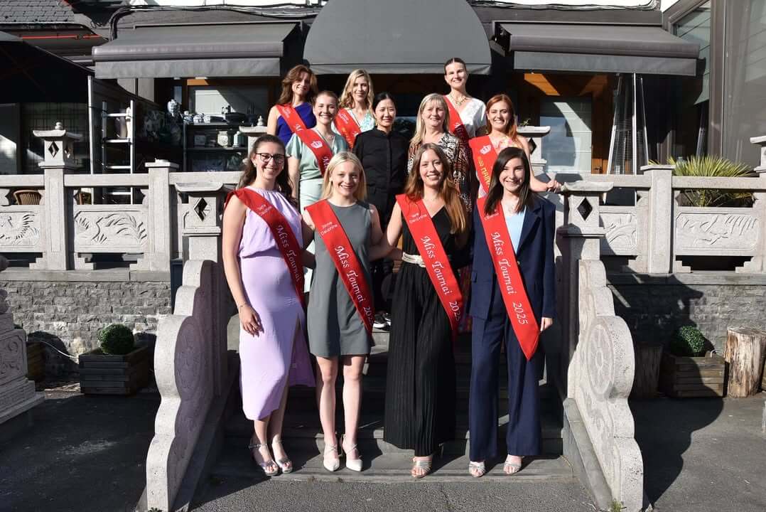 Les Miss Tournai 2025 signent leur contrat au restaurant Ming Dynasty, entourées des Miss Tournai 2024.