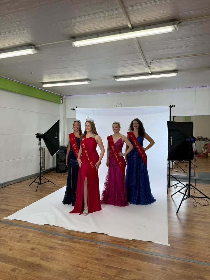 Le podium de Miss Tournai 2025 lors de la première séance photo officielle, cet après-midi.