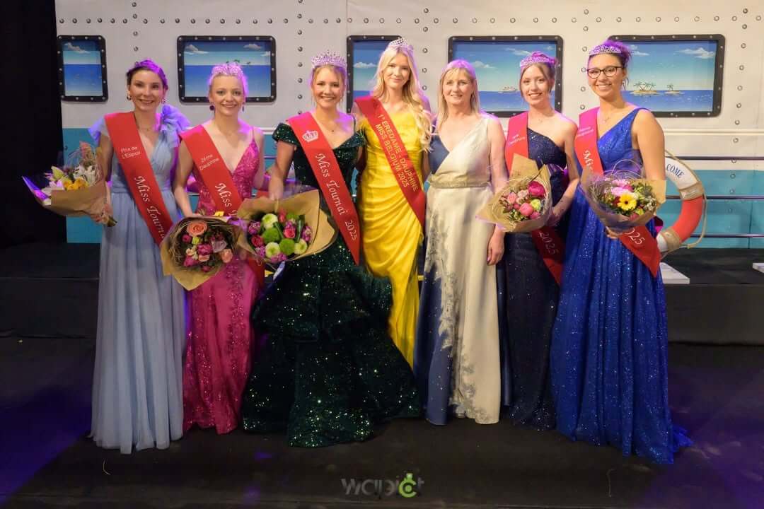 Portrait de Corine Delesie souriante, célébrée pour son rôle essentiel à Miss Tournai, en ce 12 juillet.
