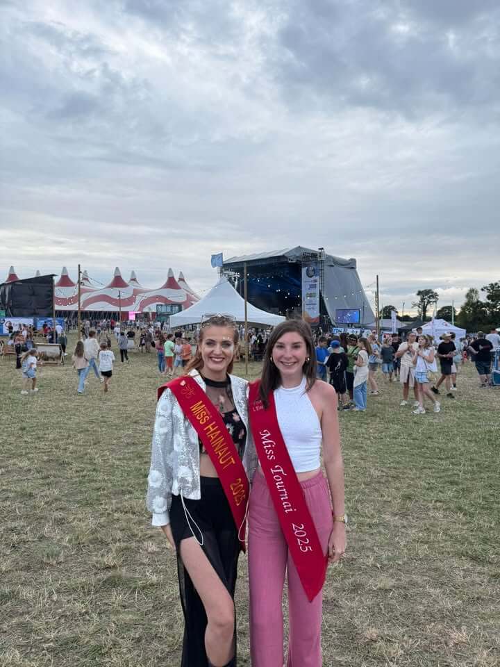 Kessy et Lola au festival Les Gens d'Ere, commune d'Ere, Belgique. Musique et festivités locales.