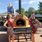 Miss Tournai et Miss Hainaut inaugurent le four à pain du Mont Saint-Aubert.