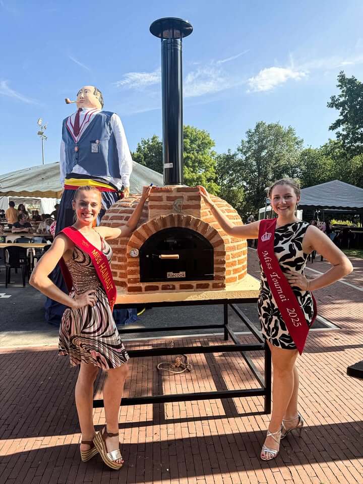 Miss Tournai et Miss Hainaut inaugurent le four à pain du Mont Saint-Aubert.