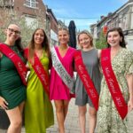 Dauphines 2025 et Prix de l’Espoir lors de la remise des écharpes Miss Antoing. Félicitations au comité.