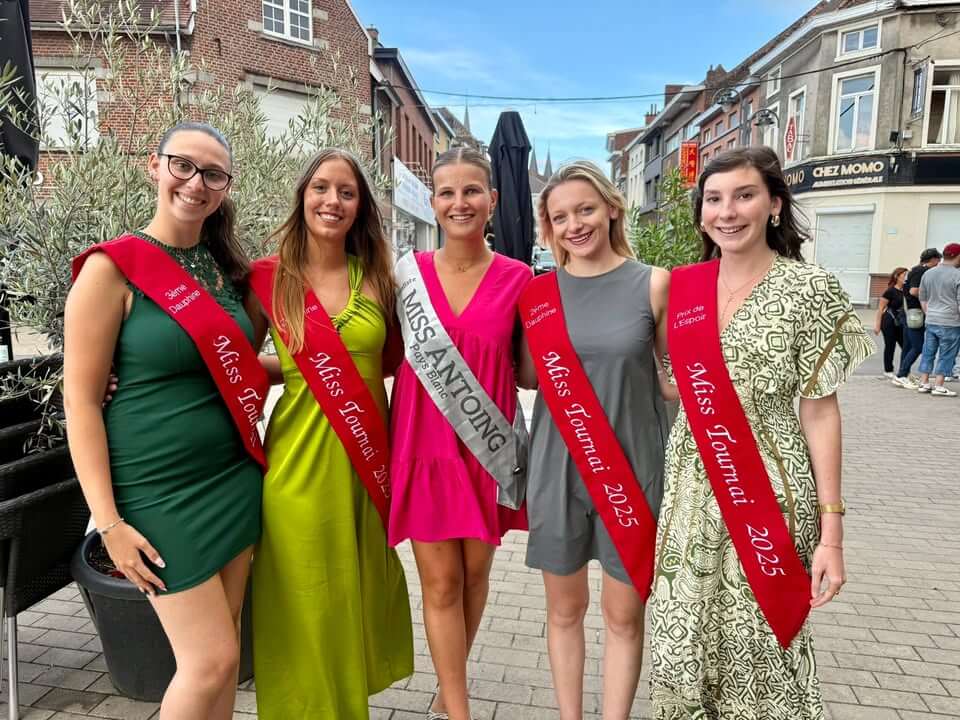 Dauphines 2025 et Prix de l’Espoir lors de la remise des écharpes Miss Antoing. Félicitations au comité.