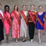 Miss Tournai pose avec les finalistes de Miss Pecq Val de l’Escaut, après-midi pleine de sourires et entrain.