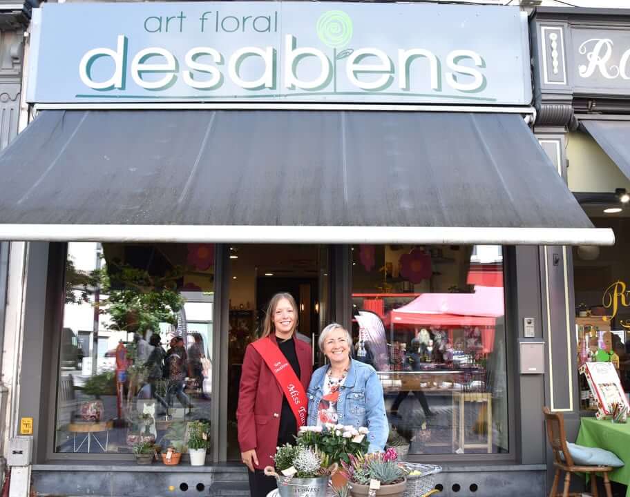 Kimberly Prayez à la braderie de Tournai, visitant des partenaires, renforçant les liens lors de l'événement.