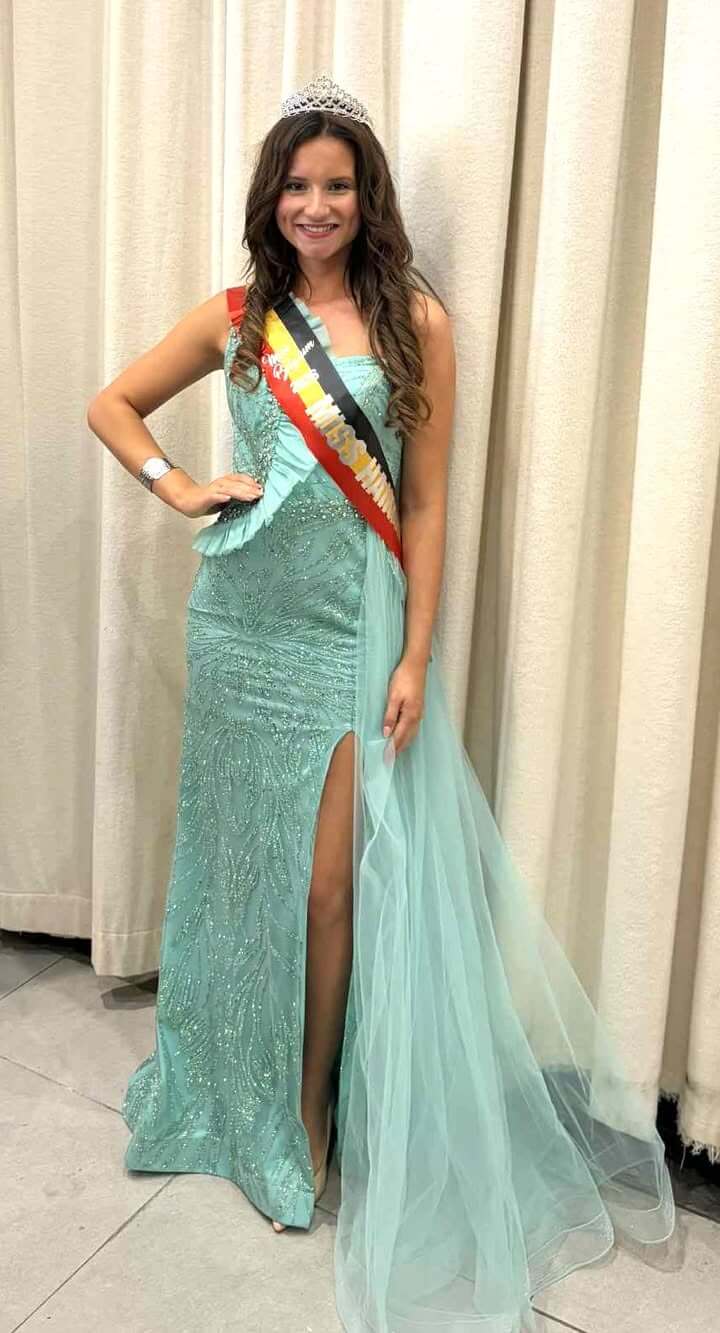 Catherine Choquet élue Miss Hainaut 2026 pour Miss Belgique 2026, entourée de sa mère et sa sœur, Miss Tournai 2025.