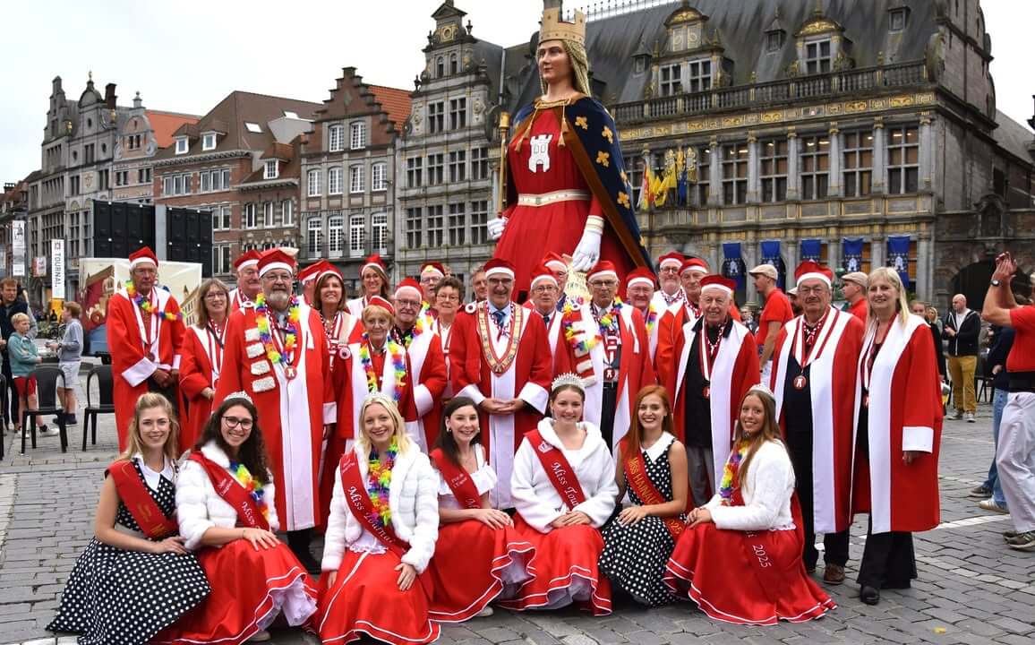 Défilé du Week-end de Kermesse à Tournai avec participation active de nos Miss, célébrant les traditions locales.