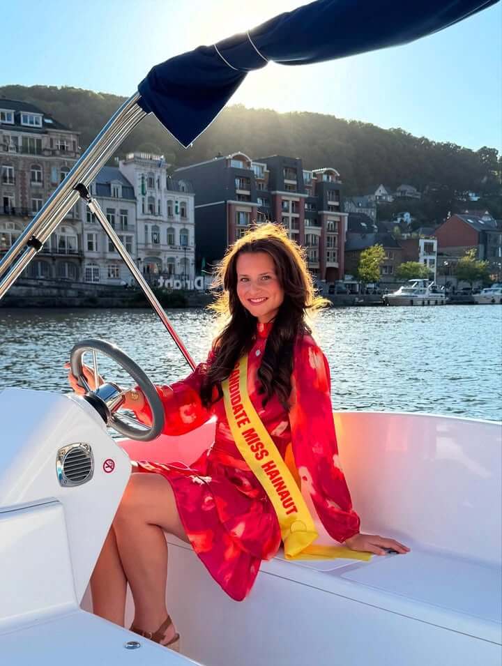 Catherine et Joy, candidates de Miss Hainaut, souriantes sur scène avec écharpes Miss Tournai.
