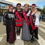 Personnes en costume d'Halloween colorés chez Attitude Show, ouvert ce dimanche 26 octobre à 10h.