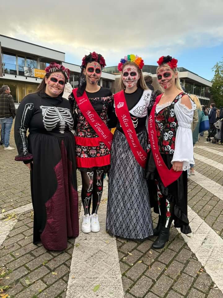 Personnes en costume d'Halloween colorés chez Attitude Show, ouvert ce dimanche 26 octobre à 10h.
