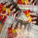 Équipe Exedos préparant des flyers, Miss Tournai, dirigée par Eric, dynamique et professionnelle.