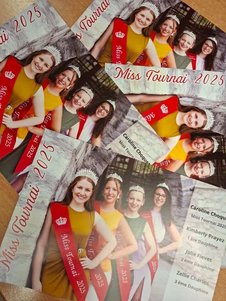 Équipe Exedos préparant des flyers, Miss Tournai, dirigée par Eric, dynamique et professionnelle.