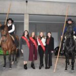 Madame la Bourgmestre inaugure le salon des antiquités et du cheval avec des invités et des organisateurs reconnaissants.