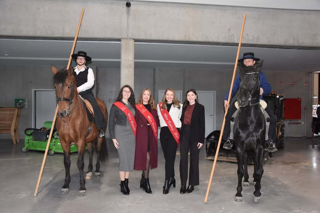 Madame la Bourgmestre inaugure le salon des antiquités et du cheval avec des invités et des organisateurs reconnaissants.