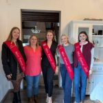 Le podium Miss Tournai 2025 avec Jessica Balcaen et des bijoux de la bijouterie Victoria.