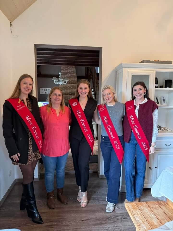 Le podium Miss Tournai 2025 avec Jessica Balcaen et des bijoux de la bijouterie Victoria.