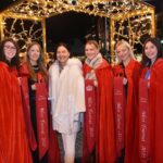 Image d'inauguration du marché de Noël de Tournai, illuminé avec des décorations festives et ambiance chaleureuse.