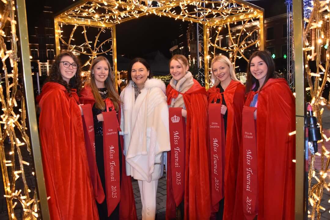 Image d'inauguration du marché de Noël de Tournai, illuminé avec des décorations festives et ambiance chaleureuse.