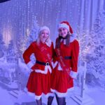 Miss Tournai habillées en Mères Noël explorent la Laponie à Tournai Expo, village du Père Noël.