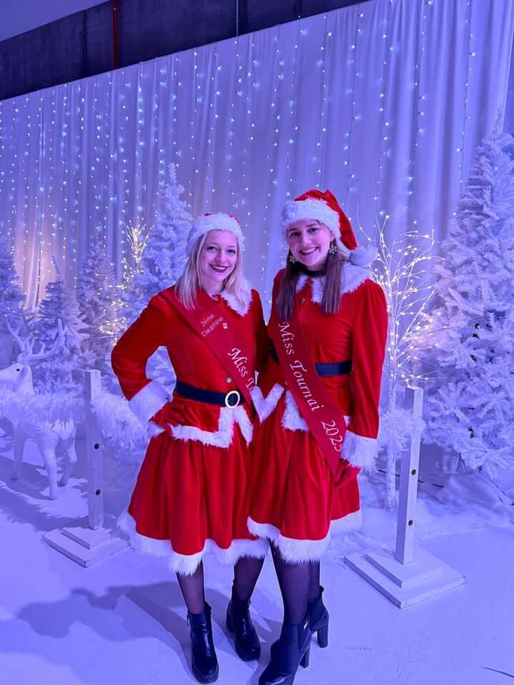 Miss Tournai habillées en Mères Noël explorent la Laponie à Tournai Expo, village du Père Noël.